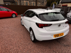 2016 Vauxhall Astra 1.4i Turbo Elite Nav Euro 6 5dr in White — image 4