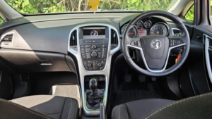 2013 Vauxhall Astra 1.4 T 16v Sri in Black — image 4