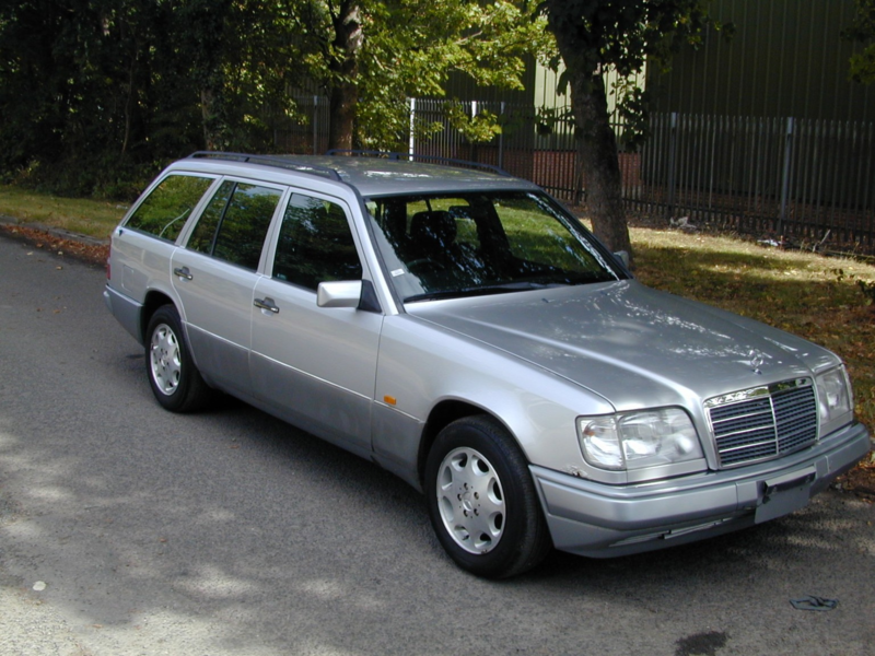 1995 Mercedes-Benz 320 Ref 8724 - Mercedes Benz W124 E320 Estate 7 Seater Automat in Silver — image 1