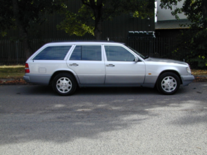 1995 Mercedes-Benz 320 Ref 8724 - Mercedes Benz W124 E320 Estate 7 Seater Automat in Silver — image 2