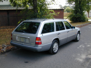 1995 Mercedes-Benz 320 Ref 8724 - Mercedes Benz W124 E320 Estate 7 Seater Automat in Silver — image 3