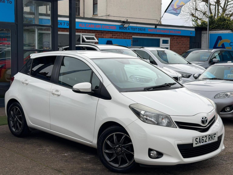 2012 Toyota Yaris 1.33 Dual Vvt-I Trend Euro 5 5dr in White — image 1