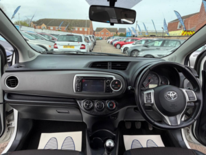 2012 Toyota Yaris 1.33 Dual Vvt-I Trend Euro 5 5dr in White — image 2