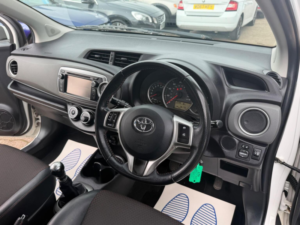 2012 Toyota Yaris 1.33 Dual Vvt-I Trend Euro 5 5dr in White — image 3