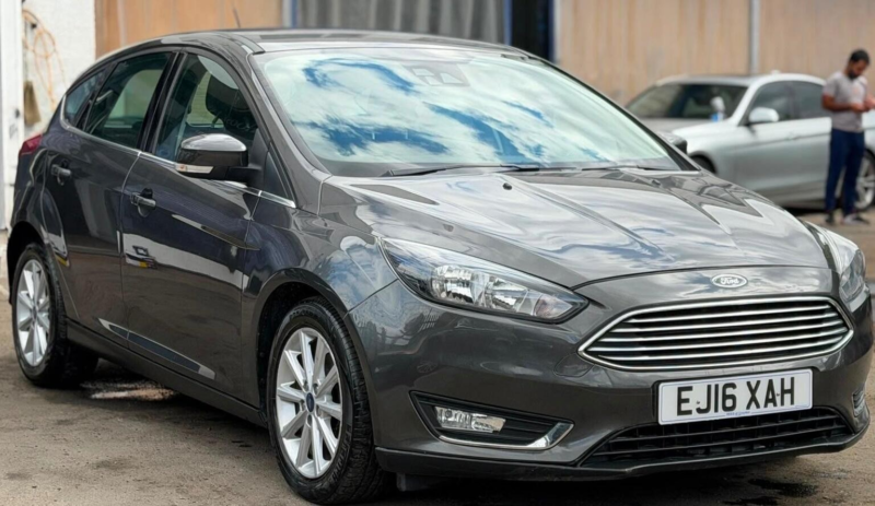 2016 Ford Focus 1.0t Ecoboost Titanium Auto Euro 6 (s/s) 5dr in Grey — image 1