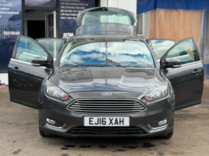 2016 Ford Focus 1.0t Ecoboost Titanium Auto Euro 6 (s/s) 5dr in Grey — image 2