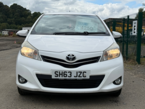 2013 Toyota Yaris 1.33 Dual Vvt-I Sr Hatchback 5dr Petrol Manual Euro 5 (101 Ps) in White — image 2