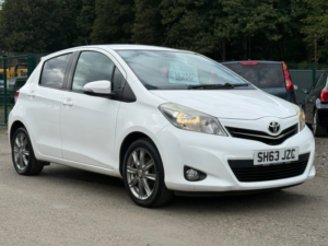 2013 Toyota Yaris 1.33 Dual Vvt-I Sr Hatchback 5dr Petrol Manual Euro 5 (101 Ps) in White — image 3