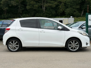 2013 Toyota Yaris 1.33 Dual Vvt-I Sr Hatchback 5dr Petrol Manual Euro 5 (101 Ps) in White — image 4