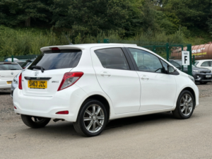2013 Toyota Yaris 1.33 Dual Vvt-I Sr Hatchback 5dr Petrol Manual Euro 5 (101 Ps) in White — image 5