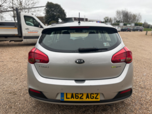 2013 Kia Ceed 1.6 Crdi Ecodynamics 2 Hatchback 5dr Diesel Manual Euro 5 (s/s) (126 Bhp) in Silver — image 4