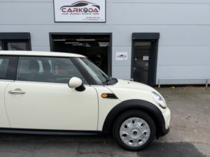 2013 MINI Hatch 1.6 One Hatch in White — image 5