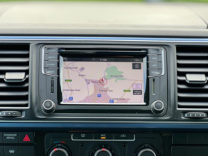2018 Volkswagen Transporter 2.0 Tdi T32 Bluemotion Tech Highline Kombi Fwd Swb Euro 6 (s/s) 5dr in Blue — image 4