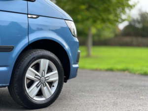 2018 Volkswagen Transporter 2.0 Tdi T32 Bluemotion Tech Highline Kombi Fwd Swb Euro 6 (s/s) 5dr in Blue — image 5