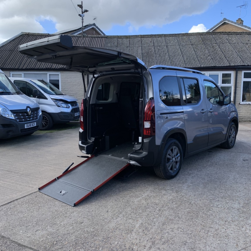 2022 Peugeot Rifter 1.5 Bluehdi Allure in Grey — image 1