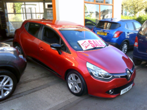 2014 Renault Clio 1.5 Dynamique Medianav Dci 90 Stop & Start in Red — image 3