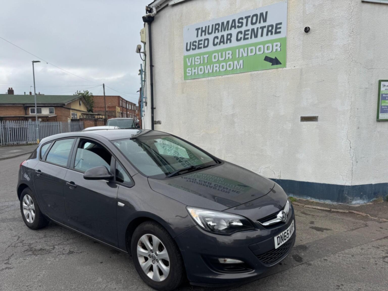 2015 Vauxhall Astra 1.4i Design Euro 6 5dr in Grey — image 1