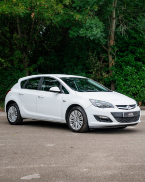 2015 Vauxhall Astra 1.6 16v Excite in White — image 4