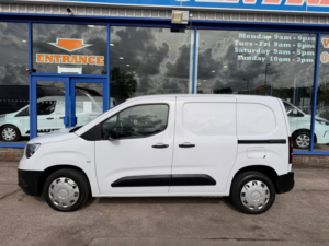 2023 Vauxhall Combo 1.5 Turbo D 2300 Pro Panel Van 5dr Diesel Manual L1 H1 Euro 6 100 Ps in White — image 4