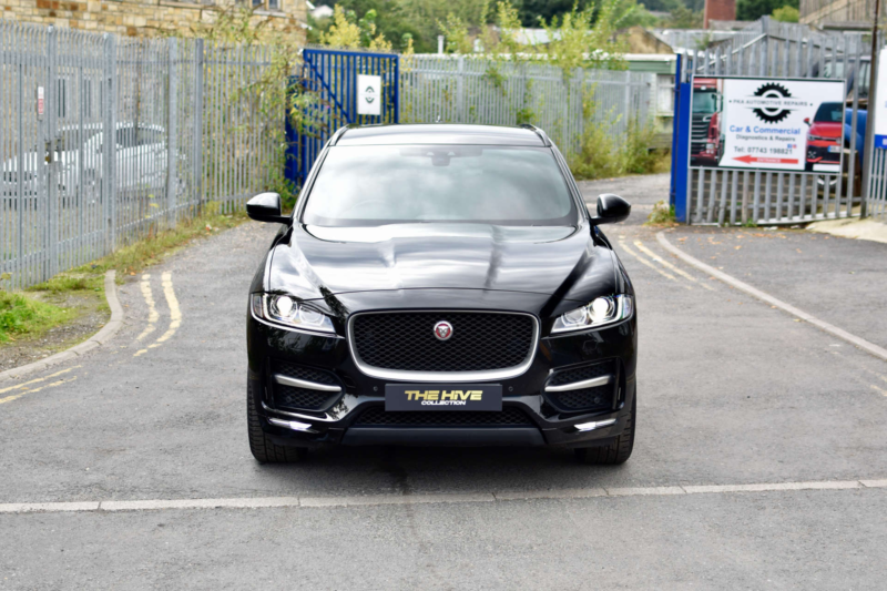 2016 Jaguar F-Pace 2.0 F-Pace R-Sport AWD D Auto 4WD 5dr in Black — image 1