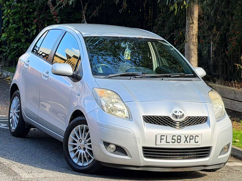 2009 Toyota Yaris 1.4 D-4d Sr Hatchback 5dr Diesel Manual (119 G/km, 88 Bhp) in Silver — image 1