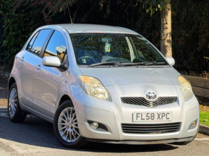 2009 Toyota Yaris 1.4 D-4d Sr Hatchback 5dr Diesel Manual (119 G/km, 88 Bhp) in Silver — image 2