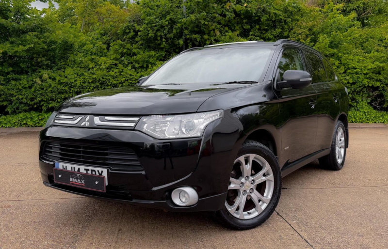 2014 Mitsubishi Outlander 2.2 Di-D Gx4 Auto 4WD Euro 5 (s/s) 5dr in Black — image 1