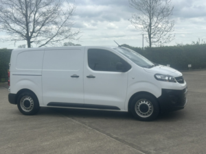 2022 Vauxhall Vivaro 1.5 Turbo D 2700 Dynamic in White — image 2