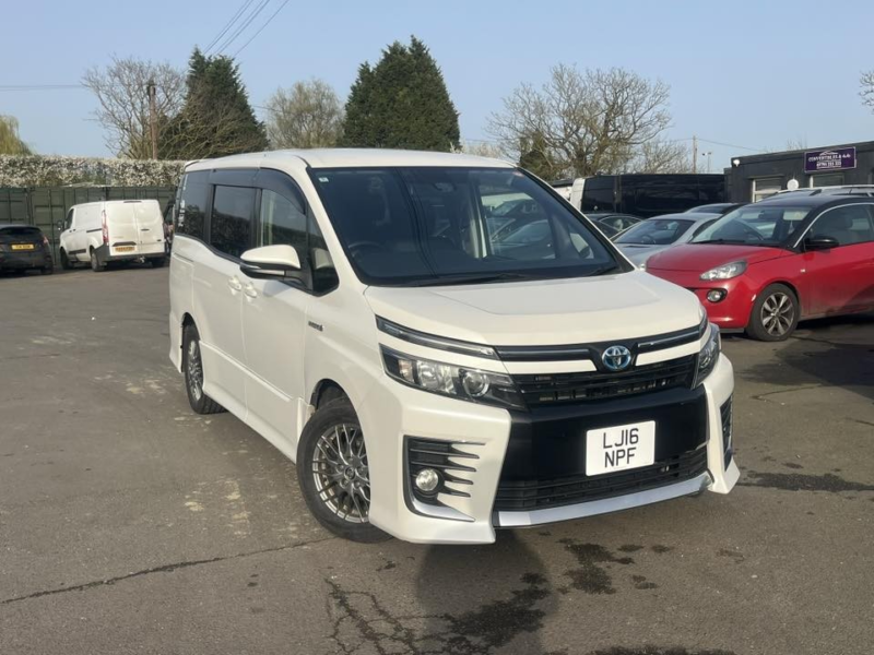 2016 Toyota Voxy 80 Series in White — image 1