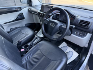 2011 Toyota Iq 1.3 Dual Vvt-I 3 in Silver — image 2