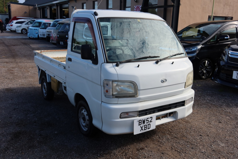 2002 Daihatsu Hijet 650cc Power Lift in White — image 1