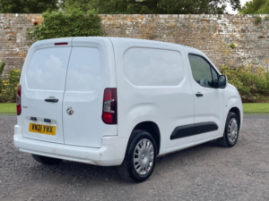 2021 Vauxhall Combo 1.5 Turbo D 2000 Sportive L1 H1 Euro 6 4dr in White — image 2