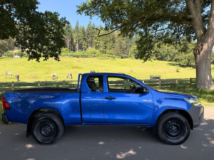 2020 Toyota Hilux 2.4 D-4d Active Extra Pickup Extended Cab 4dr Diesel Manual 4WD Euro 6 (s/s) (150 Ps) in Blue — image 2