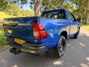 2020 Toyota Hilux 2.4 D-4d Active Extra Pickup Extended Cab 4dr Diesel Manual 4WD Euro 6 (s/s) (150 Ps) in Blue — image 3