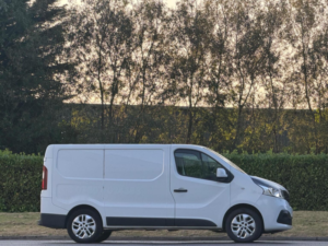 2017 Renault Trafic 1.6 Dci 27 Sport Nav Swb Standard Roof Euro 6 5dr in White — image 2