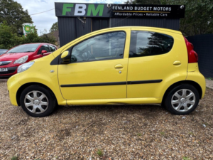 2010 Peugeot 107 1.0 12v Urban Euro 4 5dr in Yellow — image 2