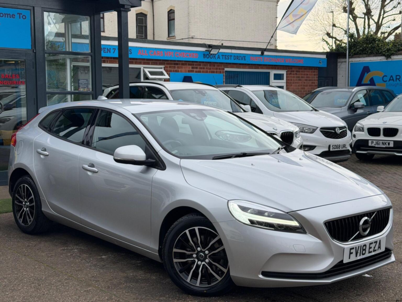 2018 Volvo V40 2.0 T2 Momentum Nav Plus Euro 6 (s/s) 5dr in Silver — image 1
