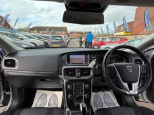 2018 Volvo V40 2.0 T2 Momentum Nav Plus Euro 6 (s/s) 5dr in Silver — image 2