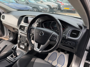 2018 Volvo V40 2.0 T2 Momentum Nav Plus Euro 6 (s/s) 5dr in Silver — image 3