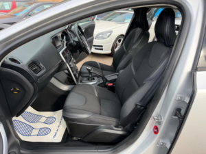 2018 Volvo V40 2.0 T2 Momentum Nav Plus Euro 6 (s/s) 5dr in Silver — image 4