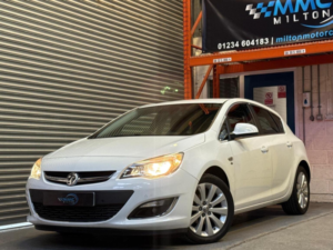 2014 Vauxhall Astra 1.6 16v Elite Euro 5 5dr in White — image 2