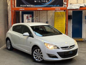 2014 Vauxhall Astra 1.6 16v Elite Euro 5 5dr in White — image 3