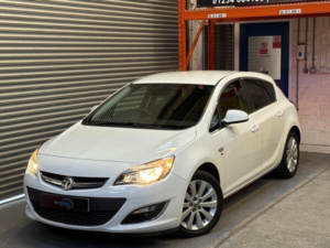 2014 Vauxhall Astra 1.6 16v Elite Euro 5 5dr in White — image 4