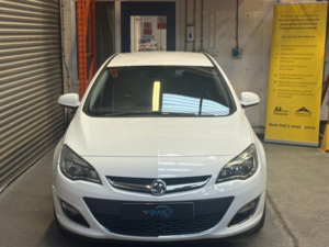 2014 Vauxhall Astra 1.6 16v Elite Euro 5 5dr in White — image 6