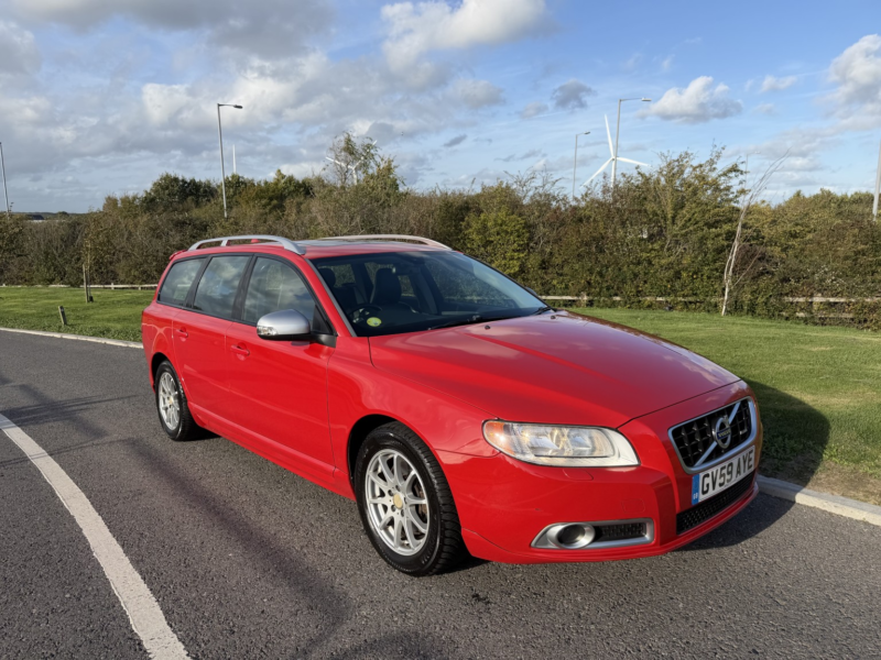 2009 Volvo V70 2.4 D5 R-Design Se in Red — image 1