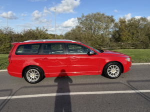 2009 Volvo V70 2.4 D5 R-Design Se in Red — image 2