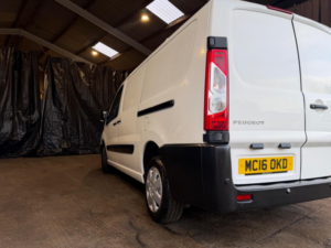 2016 Peugeot Expert 2.0 Hdi L2 H1 4dr in White — image 4