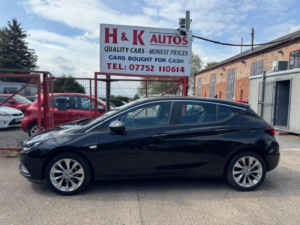2017 Vauxhall Astra 1.4i Tech Line Euro 6 5dr in Black — image 3