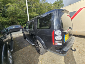 2016 Land Rover Discovery 4 3.0 Sd V6 Hse in Black — image 6
