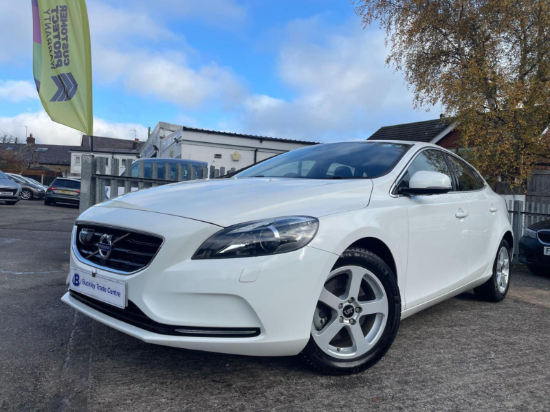 2015 Volvo V40 1.6 T4 Se Hatchback 5dr Petrol Powershift Euro 5 (s/s) (180 Ps) in White — image 1